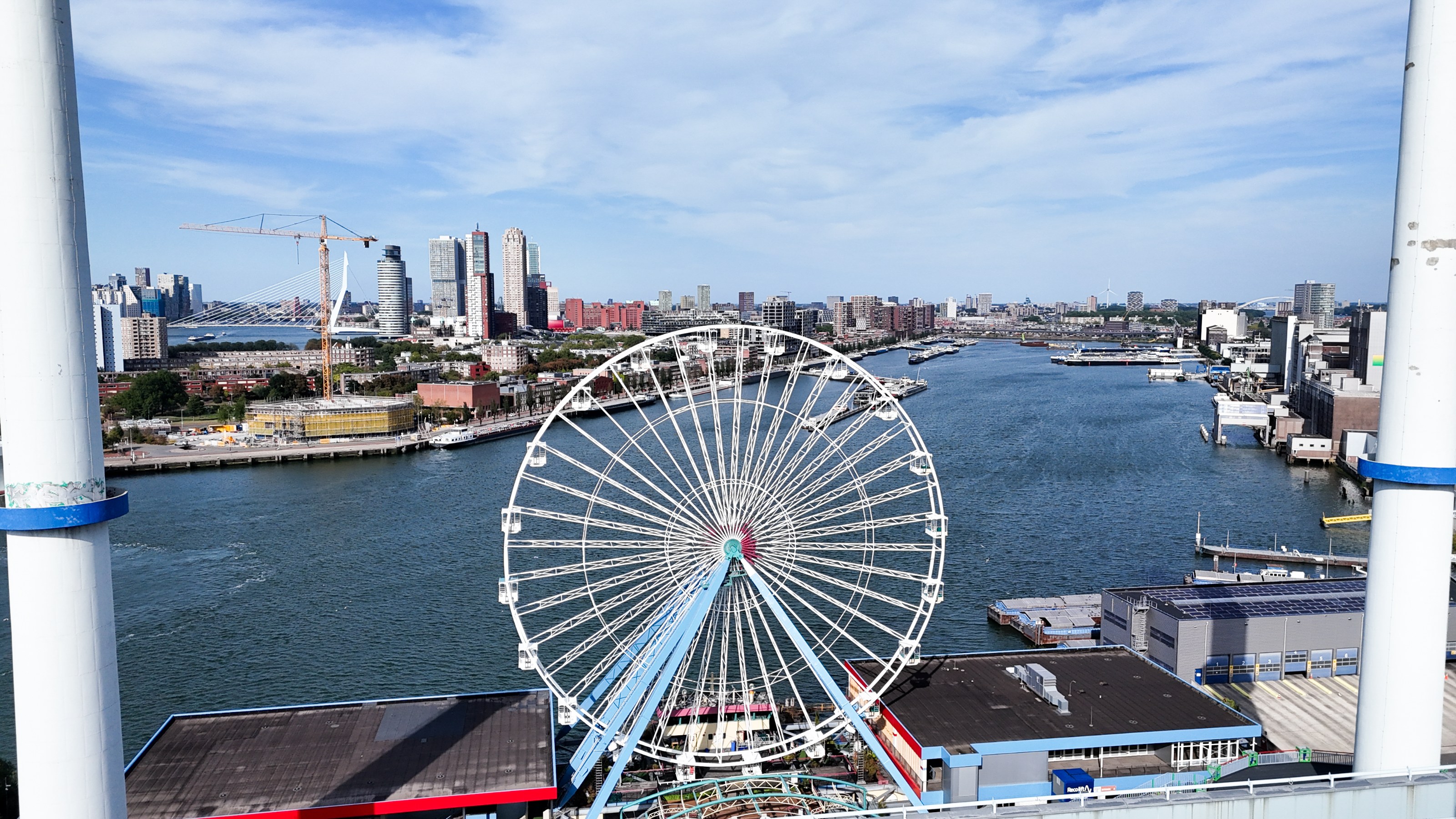 Zuidyard aan de Maashaven in Rotterdam Zuid, met de skyline van Rotterdam aan het water