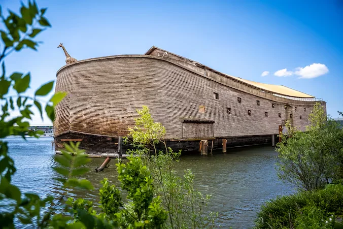 De Ark van Noach op het water
