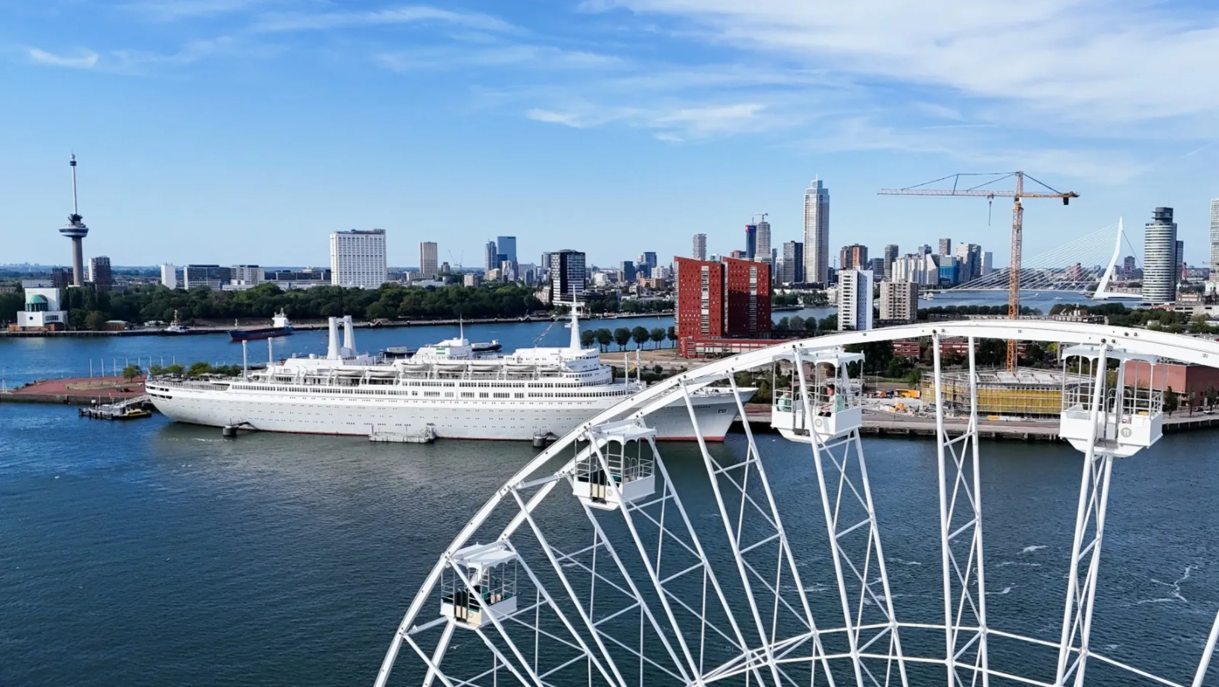 De Beelen Eye met de skyline van Rotterdam en de Maas