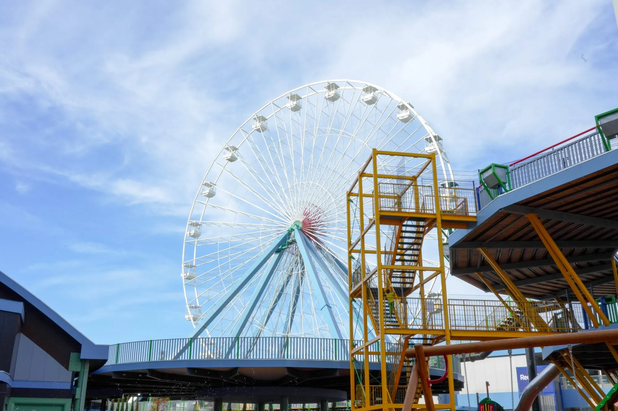Das Riesenrad Beelen Eye bei Zuidyard vor blauem Himmel