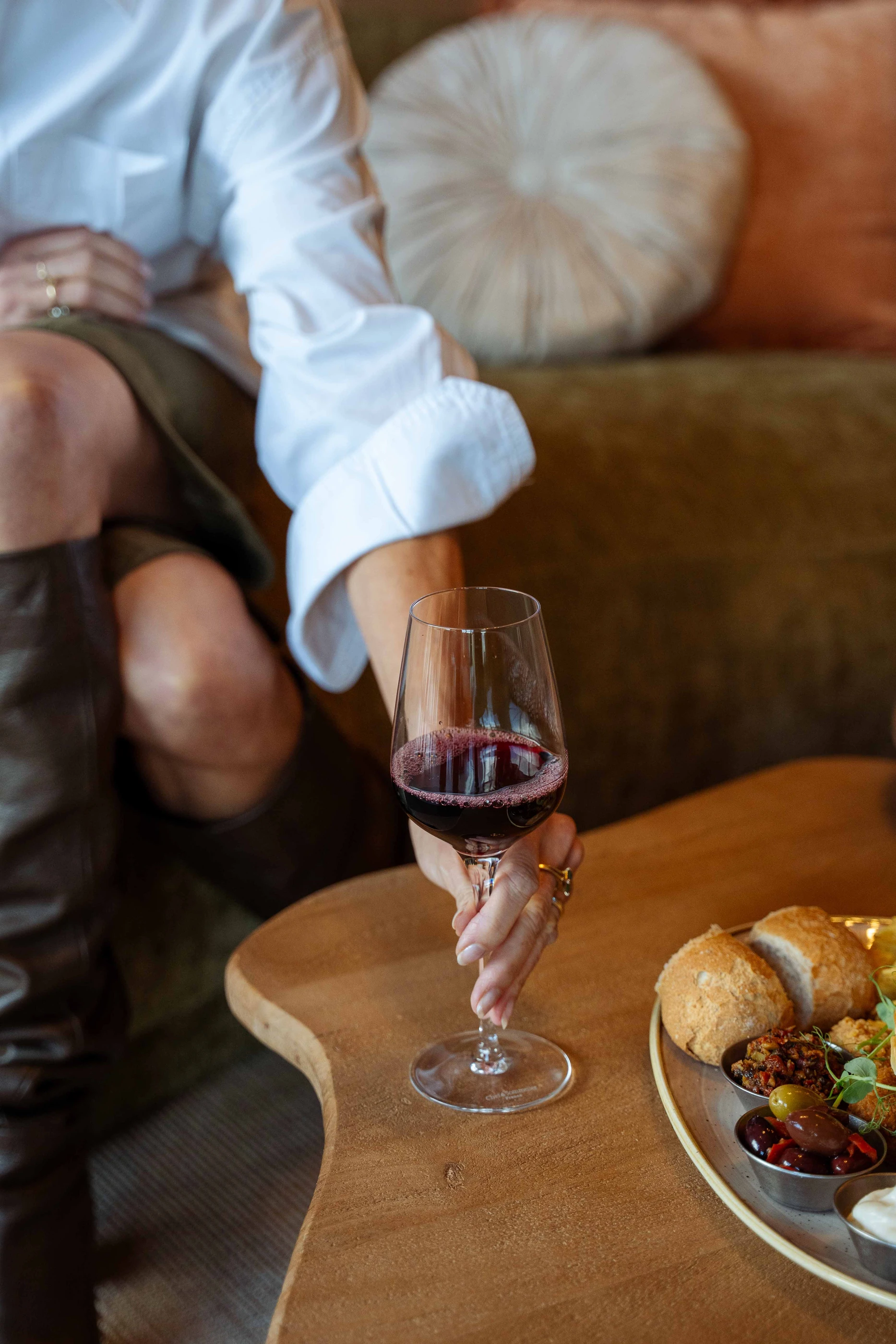 Borrel met rode wijn aan tafel bij PIER40